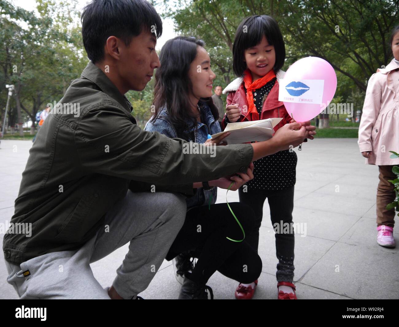 Les bénévoles partagent leurs connaissances à propos de l'œdème pulmonaire aux visiteurs à Peoples Park Liaocheng, dans la province de Shandong, Chine de l'Est, 16 octobre 2013. Faire du bénévolat Banque D'Images