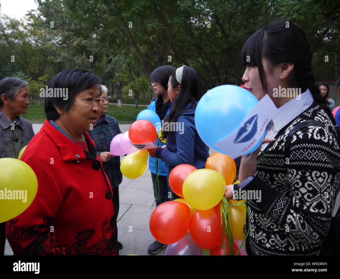 Les bénévoles partagent leurs connaissances à propos de l'œdème pulmonaire aux visiteurs à Peoples Park Liaocheng, dans la province de Shandong, Chine de l'Est, 16 octobre 2013. Faire du bénévolat Banque D'Images