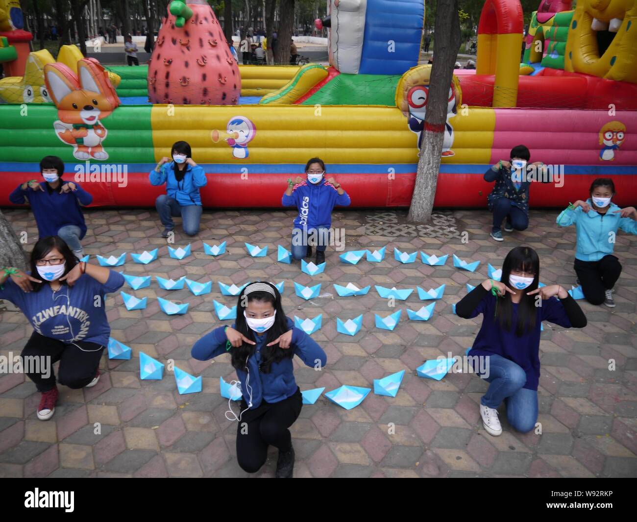 Les bénévoles posent avec papier se plie en forme d'une paire de lèvres bleues pour sensibiliser le public sur l'œdème pulmonaire, une maladie caractérisée par les lèvres bleues, un Banque D'Images