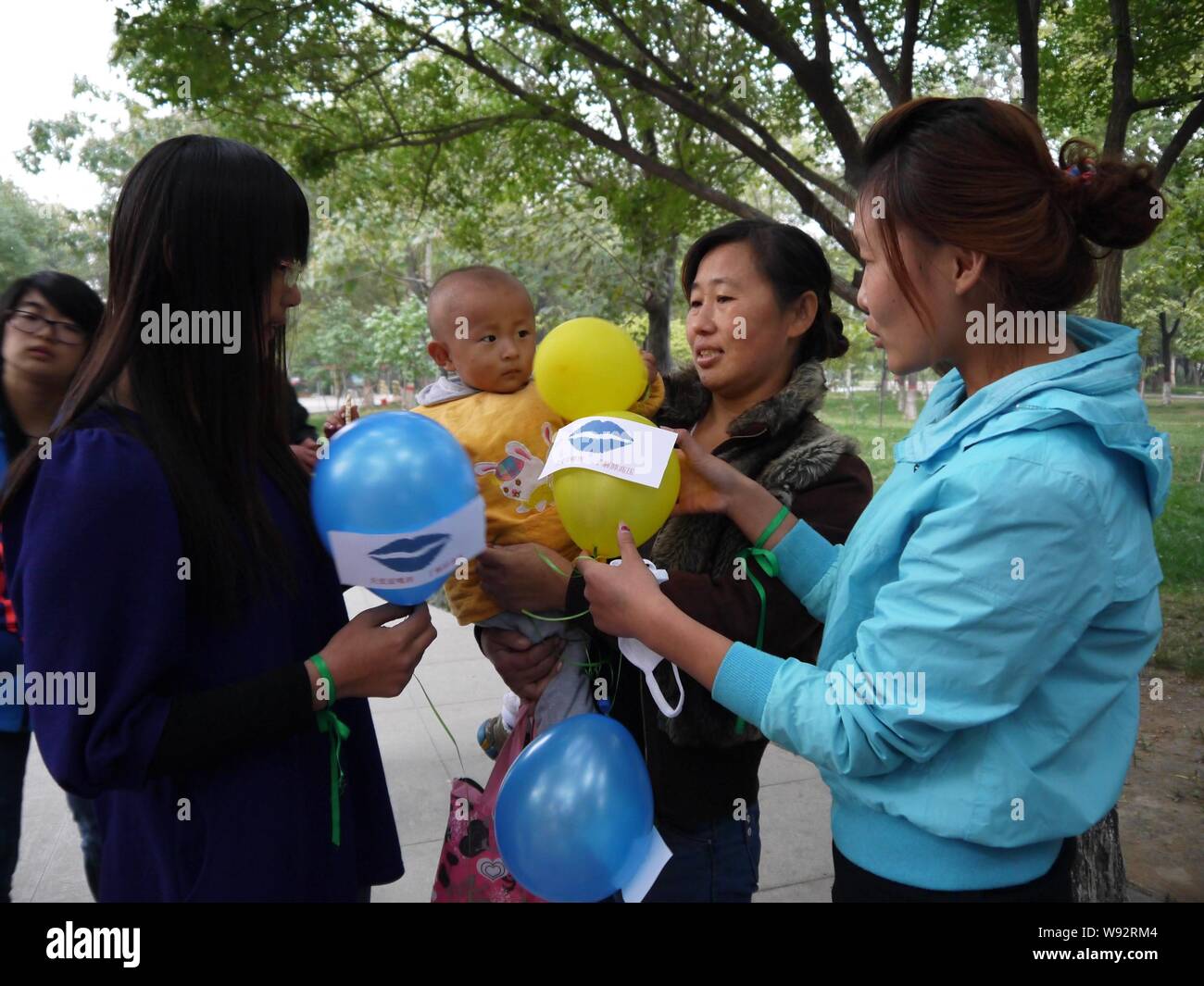 Les bénévoles partagent leurs connaissances à propos de l'œdème pulmonaire aux visiteurs à Peoples Park Liaocheng, dans la province de Shandong, Chine de l'Est, 16 octobre 2013. Faire du bénévolat Banque D'Images