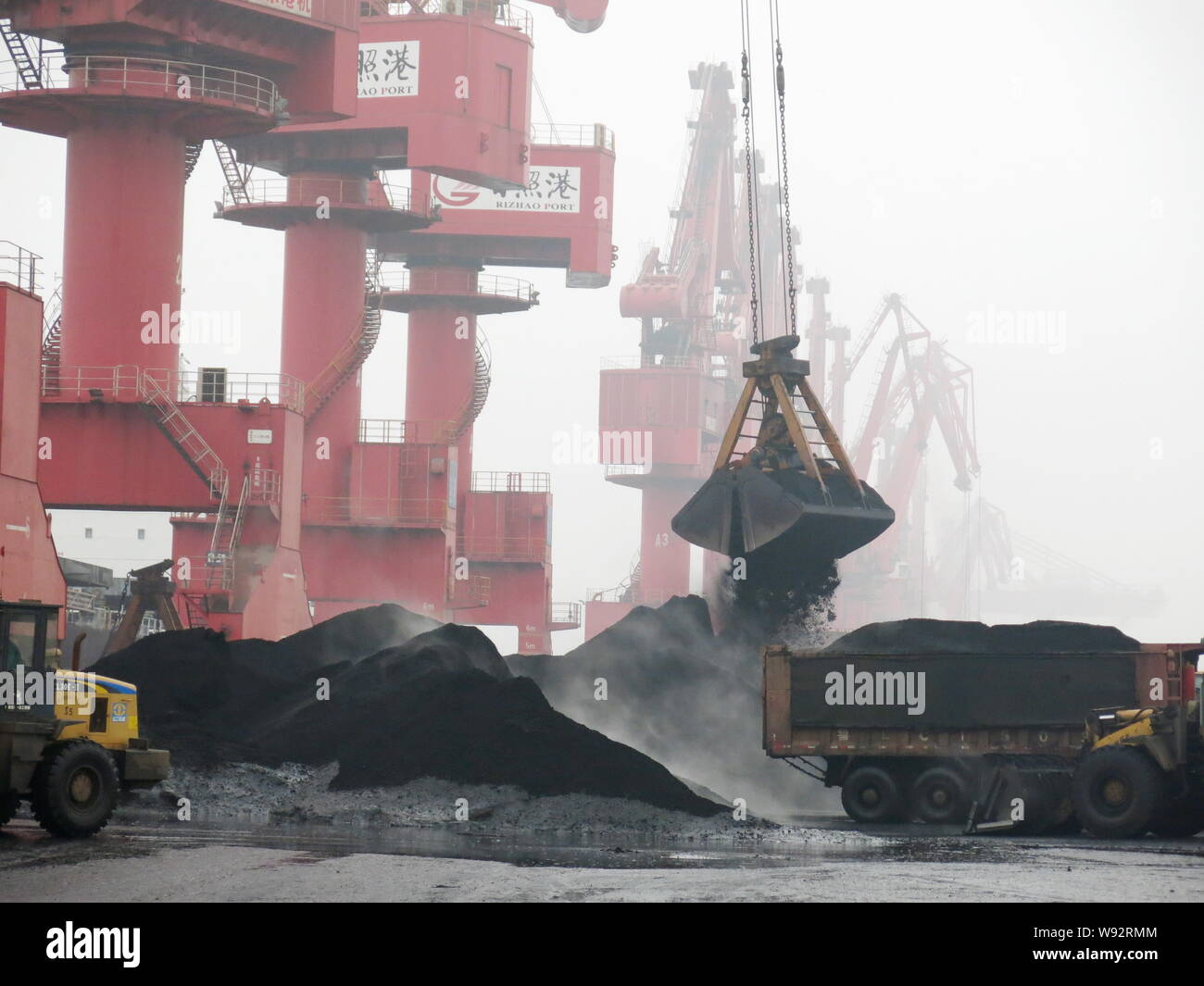--FILE--un godet grab presse le charbon importé sur un quai au port de Shanghai Shanghai, Chine de l'est la province de Shandong, 14 décembre 2012. La Chine a ann Banque D'Images