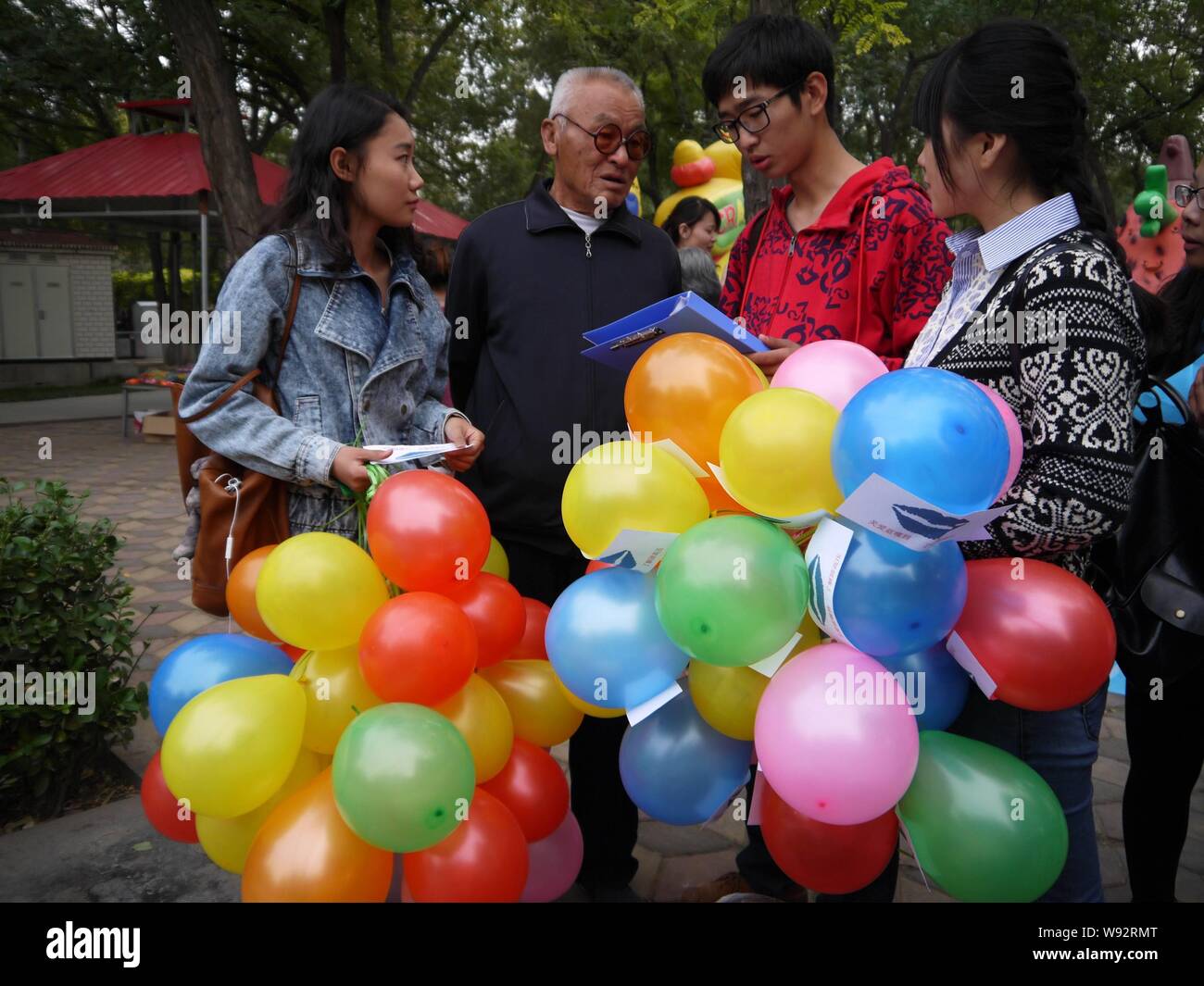 Les bénévoles partagent leurs connaissances à propos de l'œdème pulmonaire aux visiteurs à Peoples Park Liaocheng, dans la province de Shandong, Chine de l'Est, 16 octobre 2013. Faire du bénévolat Banque D'Images