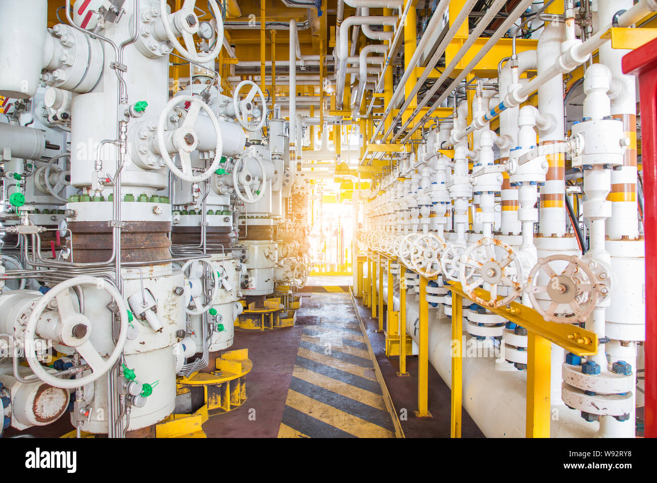 Soupapes de sécurité sur l'exploitation pétrolière et gazière à distance pour protéger la plate-forme de puits et le débit du tuyau de pression du système de ligne de commande de processus et en colère Banque D'Images