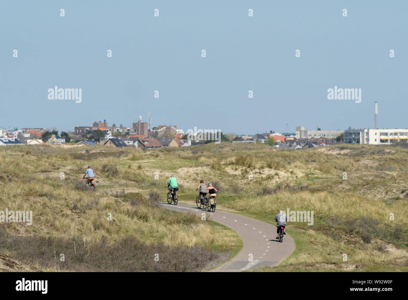Aux Pays-Bas. Avril 2018. L'écosystème des dunes de sable sur la côte nord de l'Hollande. Les cyclistes sur piste cyclable du littoral. Banque D'Images