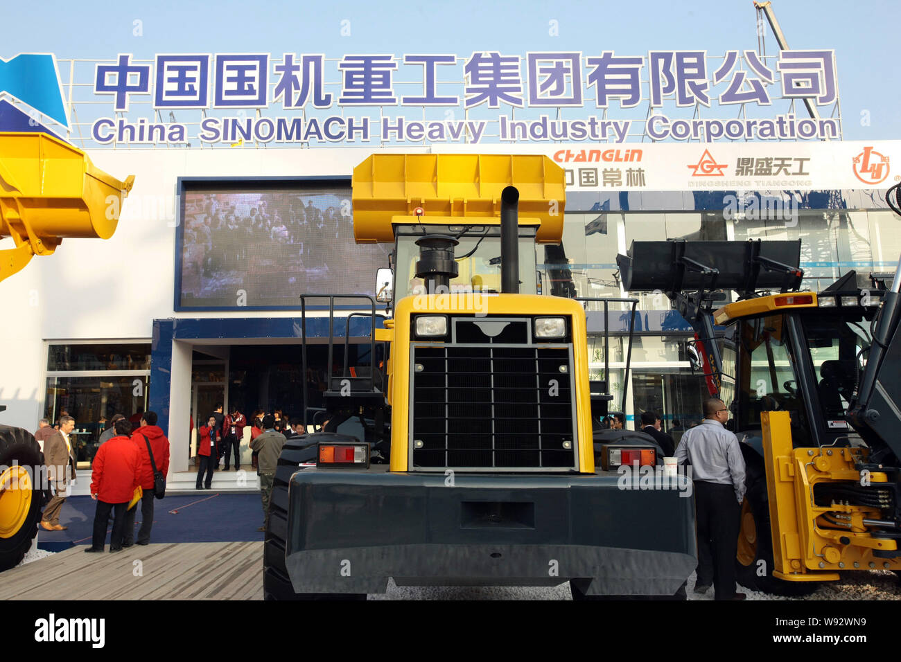 --FILE--chargeurs sur roues de visiteurs au stand de Chine Sinomach Heavy Industry Corporation, une filiale de Sinomach (China National Machinery J Banque D'Images