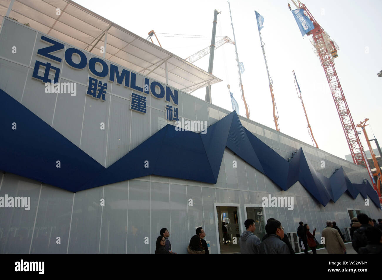 --FILE--visiteurs passent devant le stand de Zoomlion pendant une foire commerciale à Shanghai, Chine, 27 novembre 2012. Zoomlion Heavy Industry Science & Techno Banque D'Images