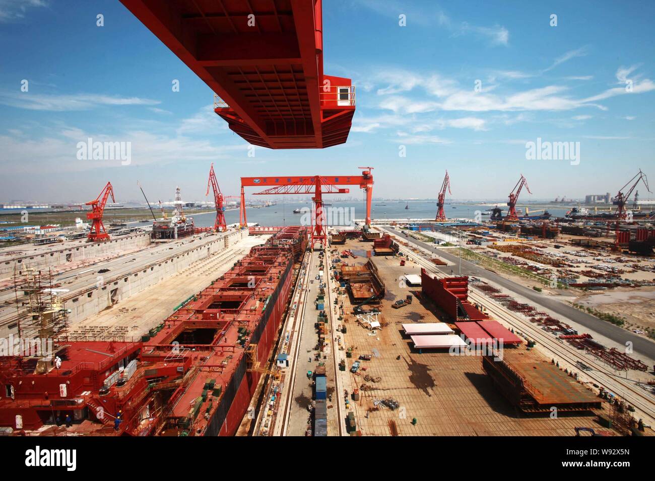 --FILE--une bullk cargo est en cours de construction dans un chantier de Tianjin Xingang Shipbuilding Heavy Industry Co., Ltd à Tianjin, Chine, 13 août 2012. Banque D'Images