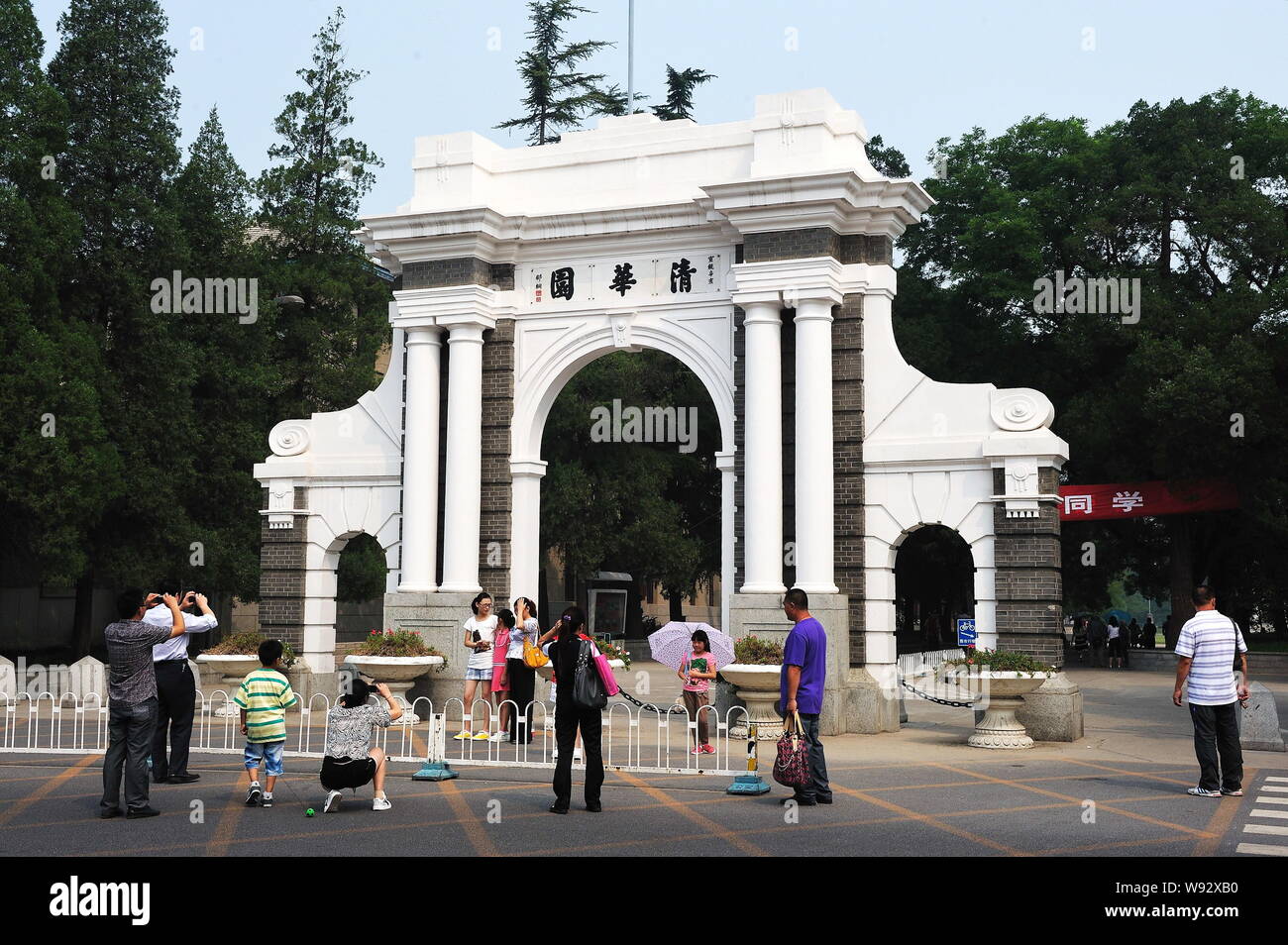 --FILE--Les gens de prendre des photos à la deuxième barrière symbolique de l'Université de Tsinghua à Pékin, Chine, 23 août 2011. L'Université de Tsinghua, reveale chines Banque D'Images