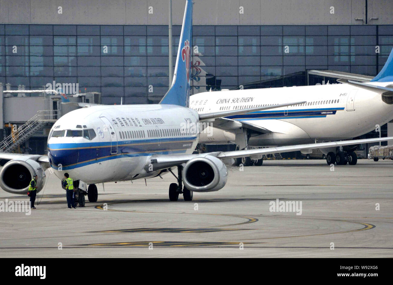 --FILE--Boeing 737-300, avant, et de l'Airbus A330-200 les avions à réaction de China Southern Airlines sont représentés à l'Aéroport International de Shanghai Hongqiao en Sh Banque D'Images