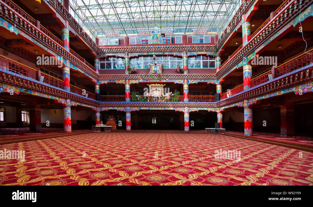 Une vue intérieure du hall dans le sutra bouddhiste Wuming Serthar dans le comté de Serthar Institut d'étude de la préfecture autonome tibétaine de Garze, sud-ouest de Menton Banque D'Images