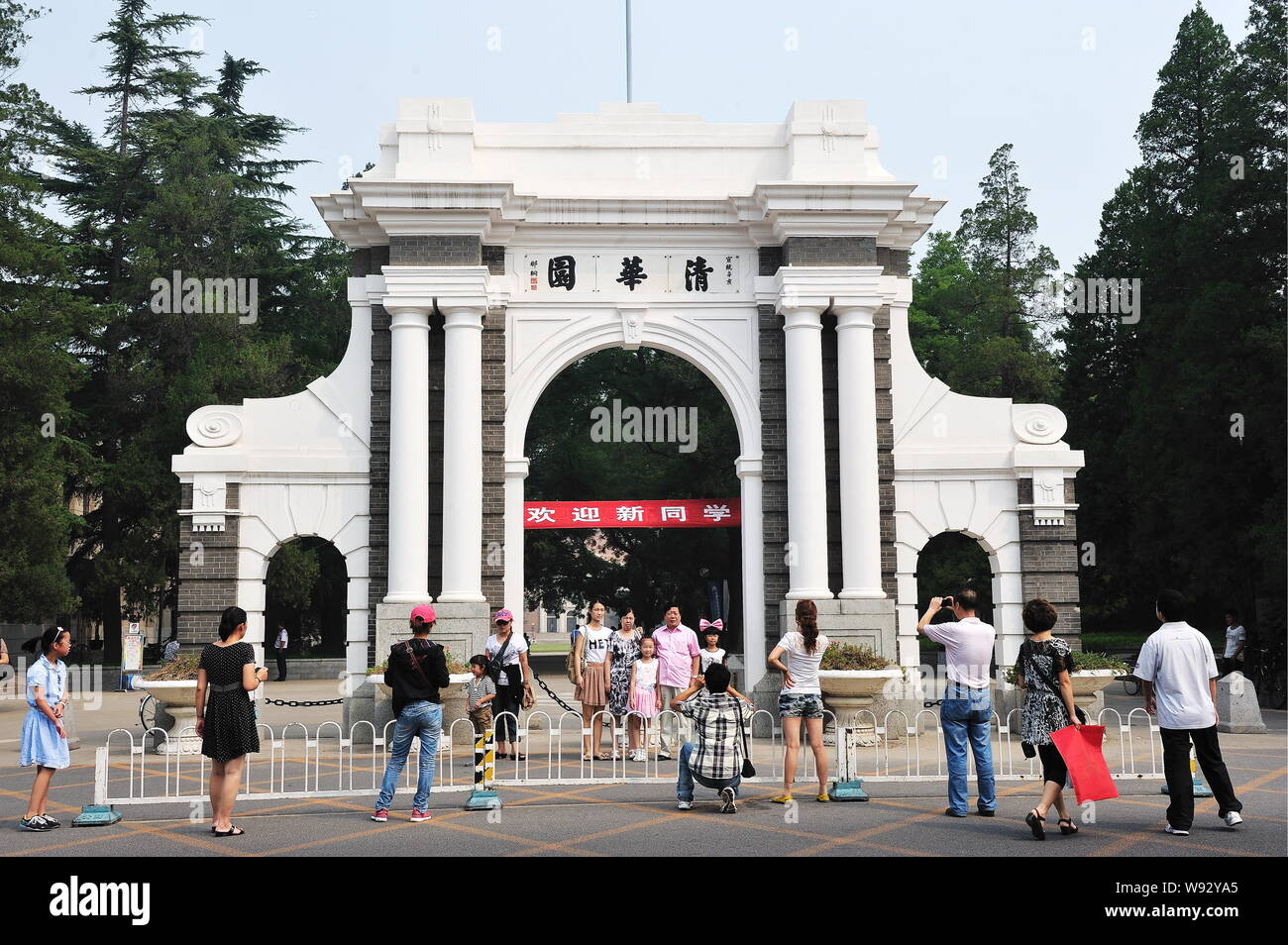 --FILE--Les gens de prendre des photos à la deuxième barrière symbolique de l'Université de Tsinghua à Pékin, Chine, 23 août 2011. L'Université de Tsinghua, reveale chines Banque D'Images