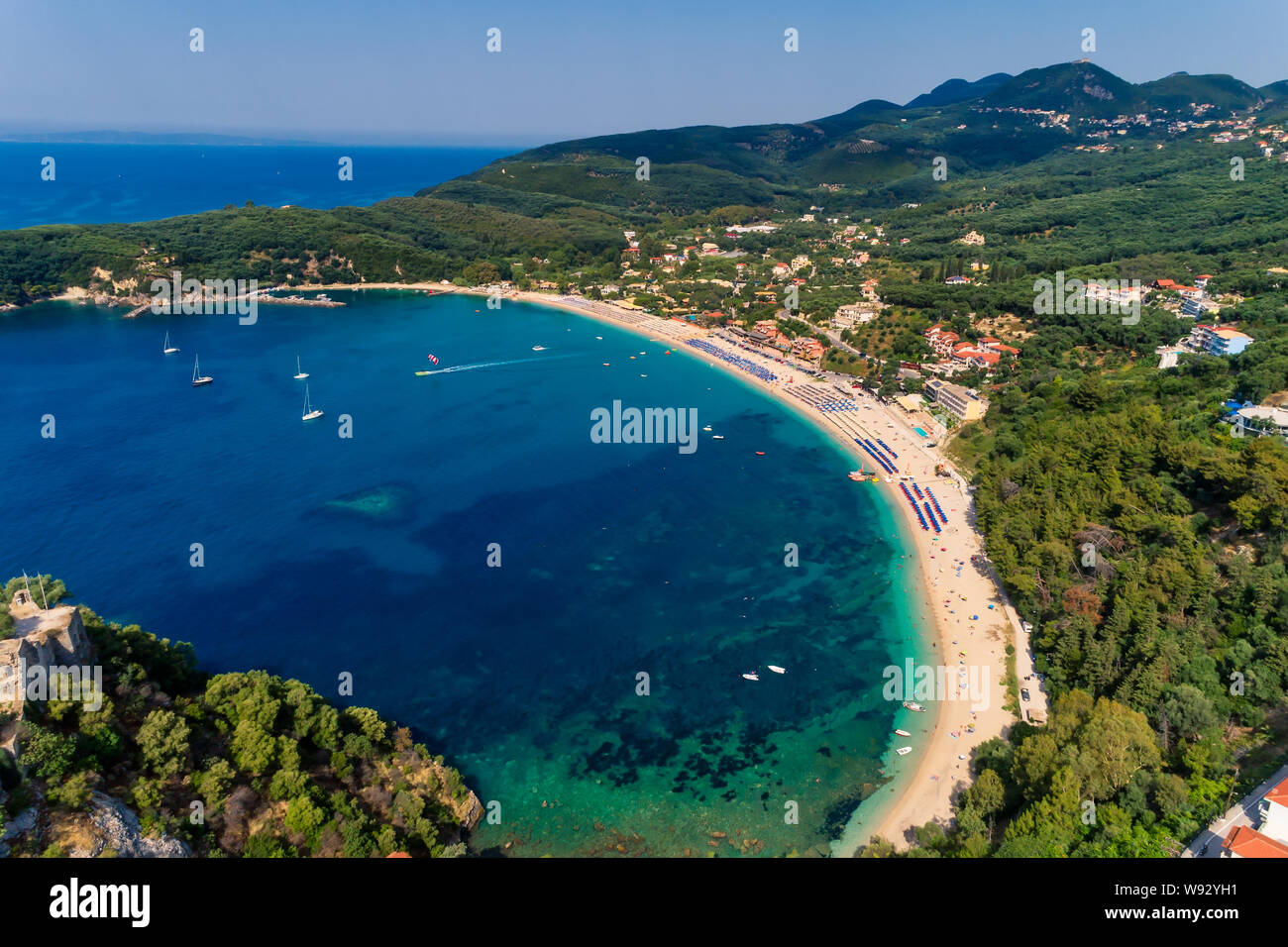 Vue aérienne de la plage de valtos Parga en Épire, Grèce, Europe. Banque D'Images