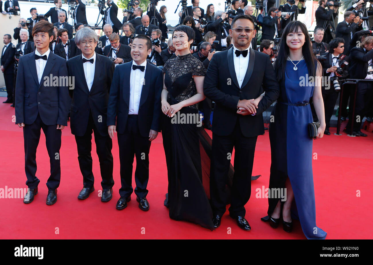 --FILE--réalisateur chinois Jia Zhangke, troisième à gauche, et les acteurs du film, une touche de péché, poser sur le tapis rouge à leur arrivée pour le clos Banque D'Images