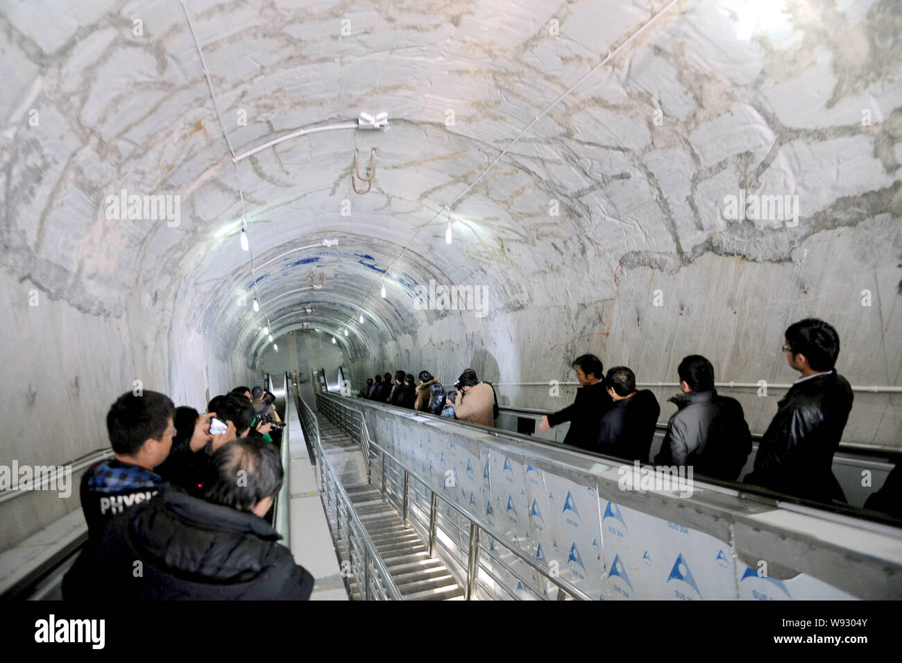 Les touristes à travers les escaliers roulants ride Mont Tianmen à Tianmen Mountain National Forest Park dans la ville de Zhangjiajie, province de Hunan, Chine centrale, 28 Décembre Banque D'Images