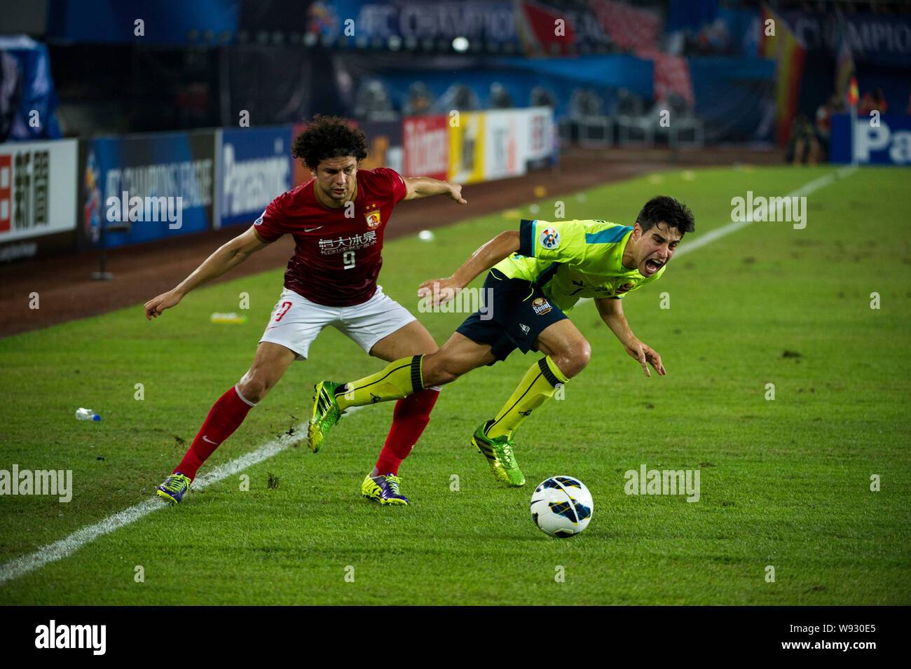 Elkeson de Oliveira Cardoso de Chines Guangzhou Evergrande, gauche, défis Molina Uribe de FC Séoul Corée du Sud dans leur deuxième match de la finale Banque D'Images