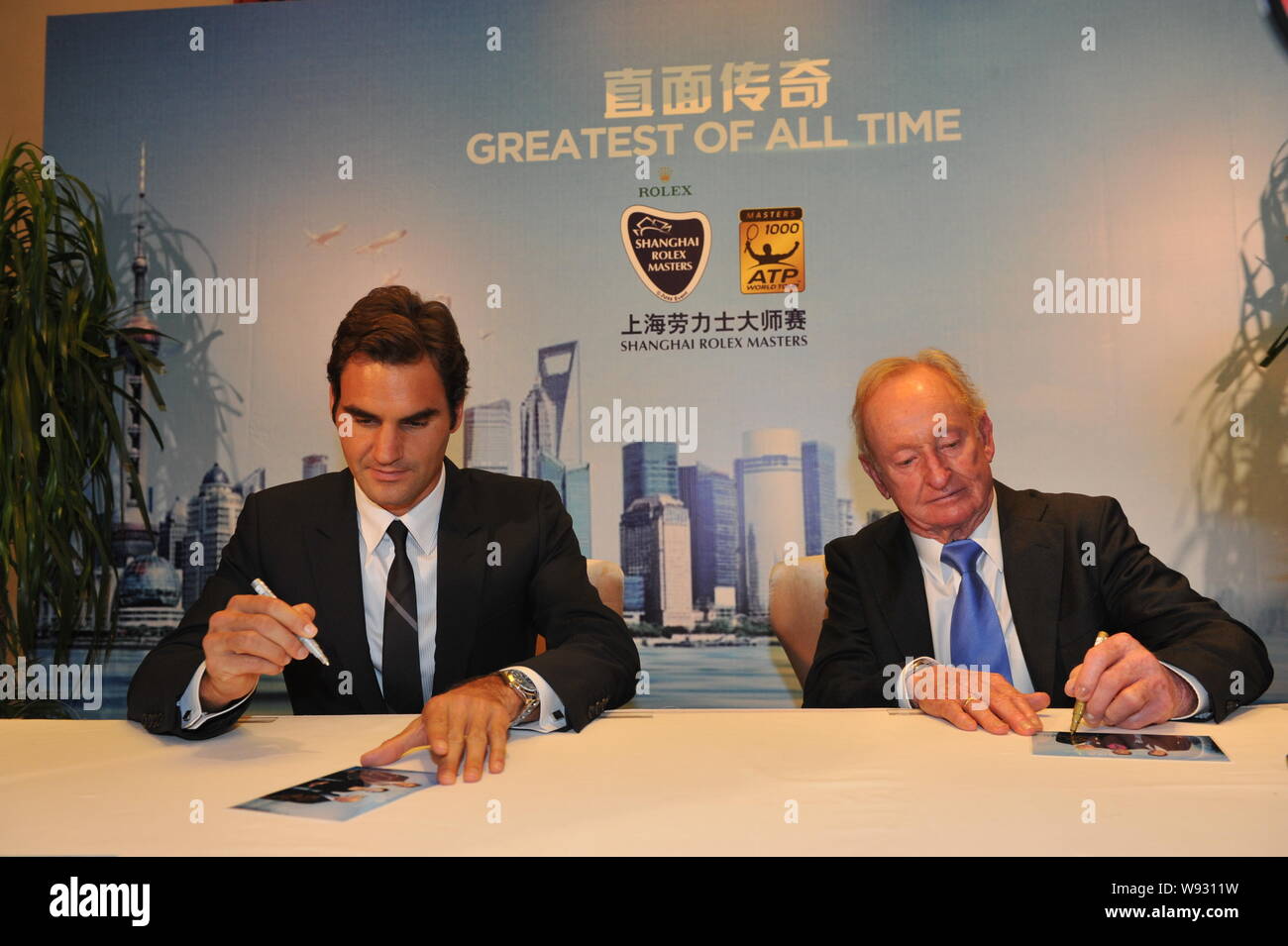 La Suisse de Roger Federer, à gauche, légende du tennis d'Australias Rod Laver les panneaux pour les fans lors d'une cérémonie d'accueil des Masters de Shanghai en 2013 Banque D'Images