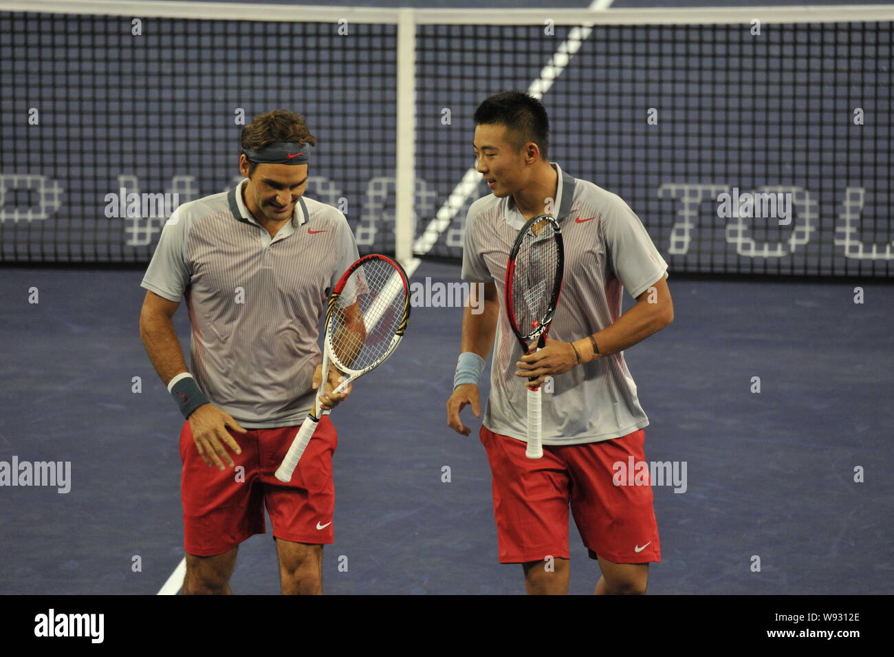 La Suisse de Roger Federer, à gauche, et Chines ZHANG Ze parler lors du premier tour dans le match de double du tournoi de tennis Masters de Shanghai Banque D'Images