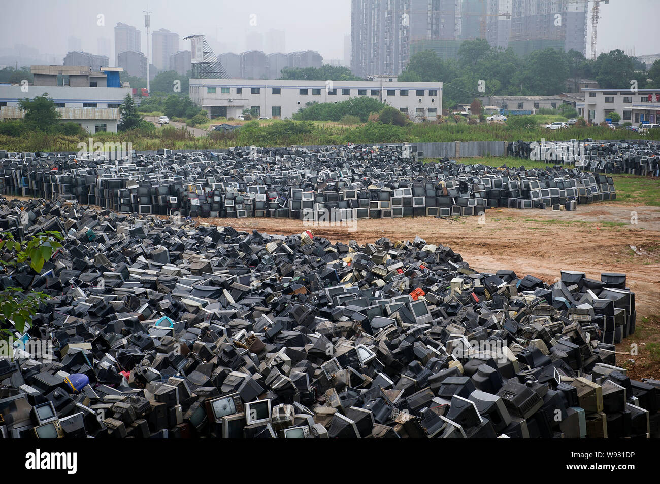 Des dizaines de milliers d'éliminé dépassé CRT (tube cathodique) téléviseurs à être recyclés sont empilées dans une cour à Changsha city, Hunan, Chine centrale prov Banque D'Images