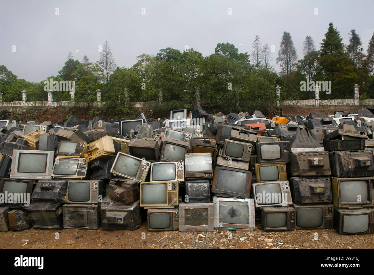 Des milliers de jour CRT (tube cathodique) téléviseurs à être recyclés sont empilées dans un entrepôt de la ville de Zhuzhou, province du Hunan, Chine centrale 26 Banque D'Images