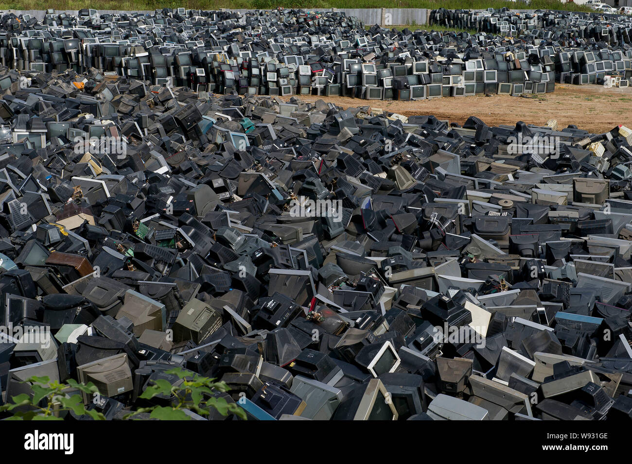 Des dizaines de milliers d'éliminé dépassé CRT (tube cathodique) téléviseurs à être recyclés sont empilées dans une cour à Changsha city, Hunan, Chine centrale prov Banque D'Images