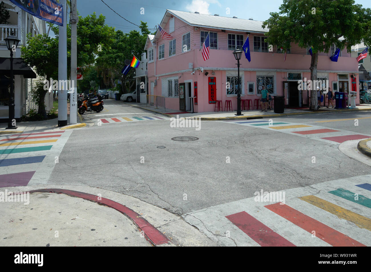 Traverser la route arc-en-ciel sur Duval Street, Key West, Floride. Banque D'Images