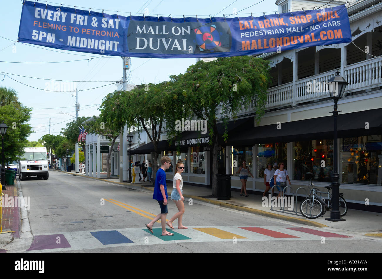 Traverser la route arc-en-ciel sur Duval Street, Key West, Floride. Banque D'Images