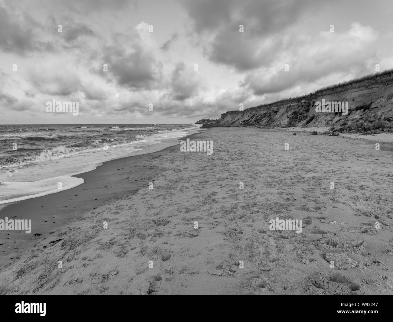 Les nuages commencent à remplir l'obscurcissement ciel du soir sur une plage déserte Happisburgh dans le comté de Norfolk Banque D'Images