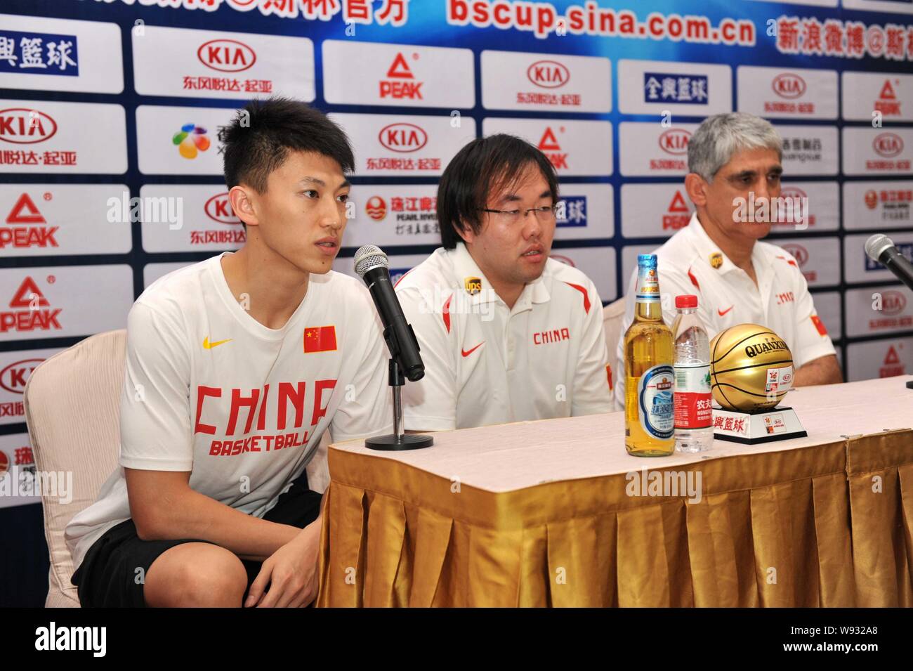 Panagiotis Giannakis, droite, le nouveau sélectionneur de l'équipe de basket-ball de Mens de Chine, assiste à une conférence de presse pour la Coupe Continentale 2013 Stankovic j Banque D'Images