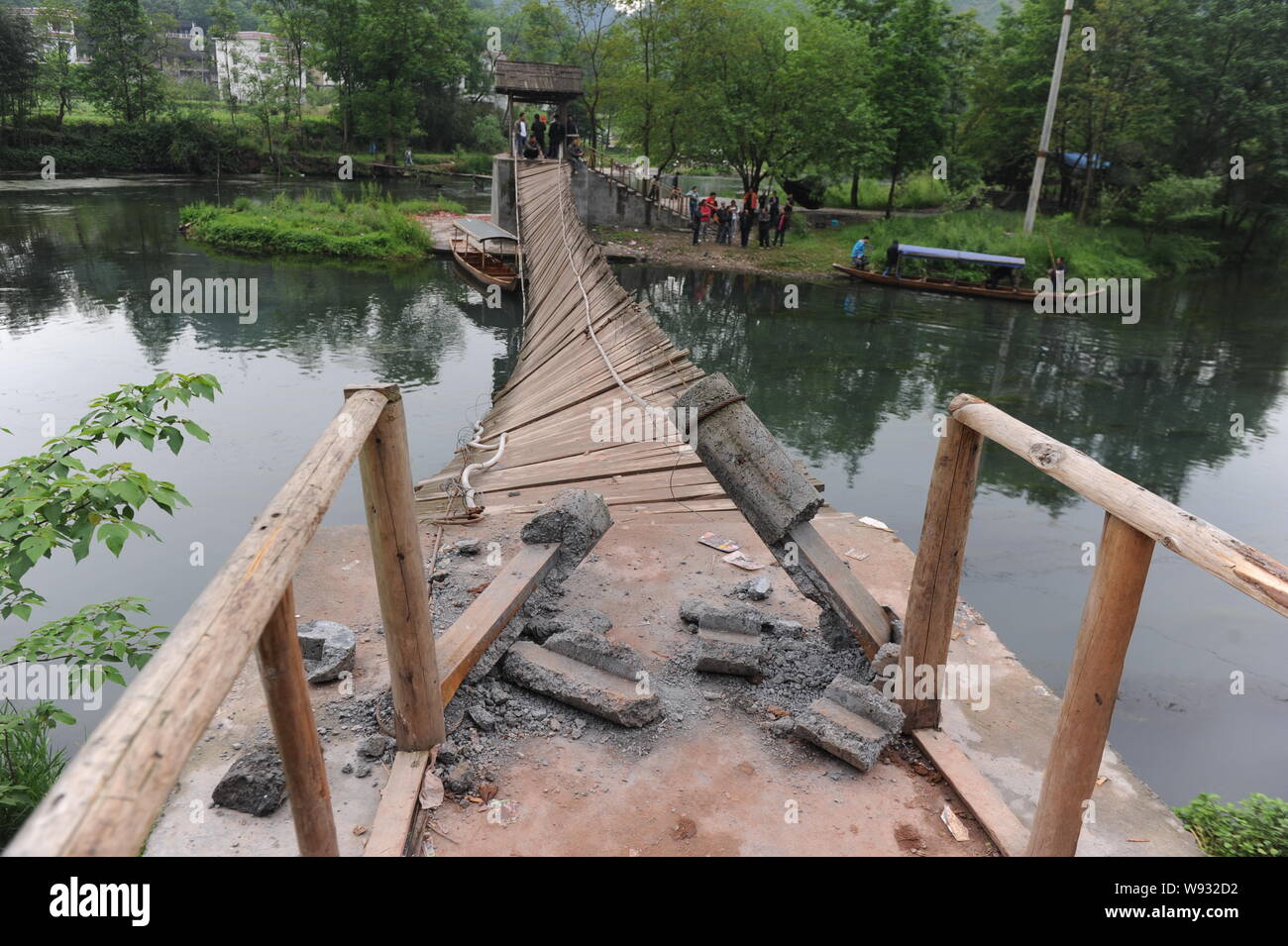 Un pont suspendu a renversé à Fenghuang county, une ville touristique dans le centre de la province de Hunan, Chine, le 1 mai 2013. Au moins 15 d'une vingtaine de personnes wer Banque D'Images