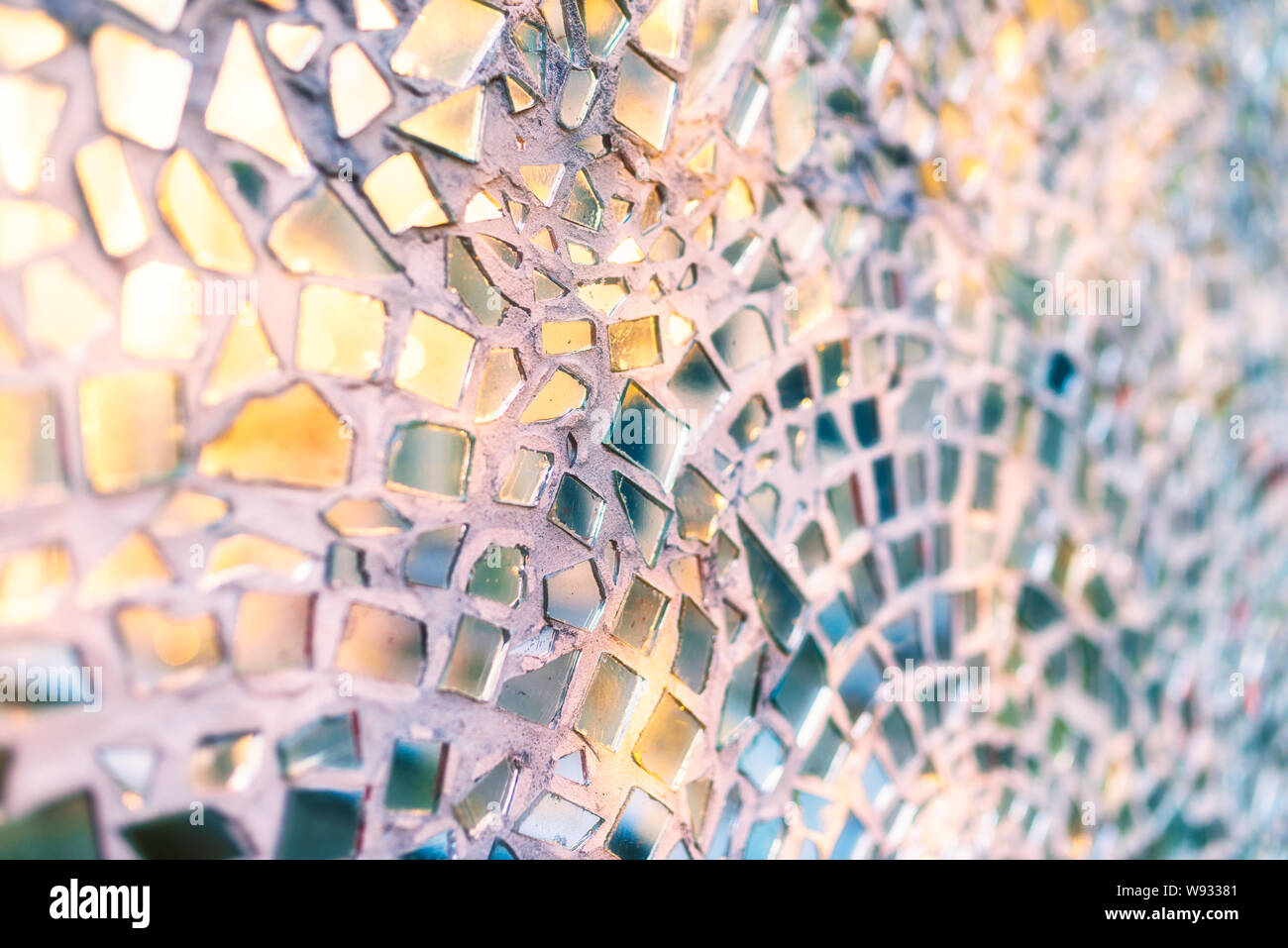 Reflet du soleil couchant dans les morceaux de verre miroir mosaïque -  résumé fond - très faible profondeur de champ Photo Stock - Alamy