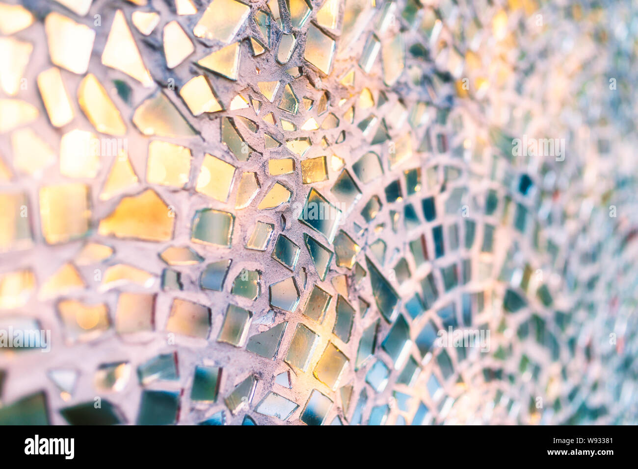 Reflet du soleil couchant dans les morceaux de verre miroir mosaïque - résumé fond - très faible profondeur de champ Banque D'Images