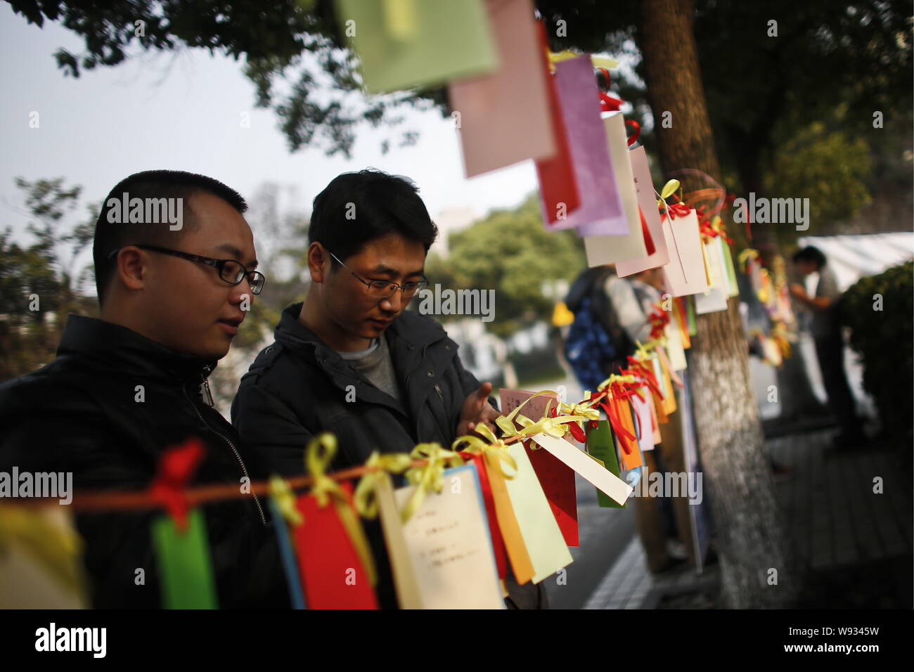 Les étudiants masculins découvrez les souhaits de leurs camarades de sexe féminin au campus Road de l'Université de Tongji en avant de la Journée internationale des femmes dans Banque D'Images