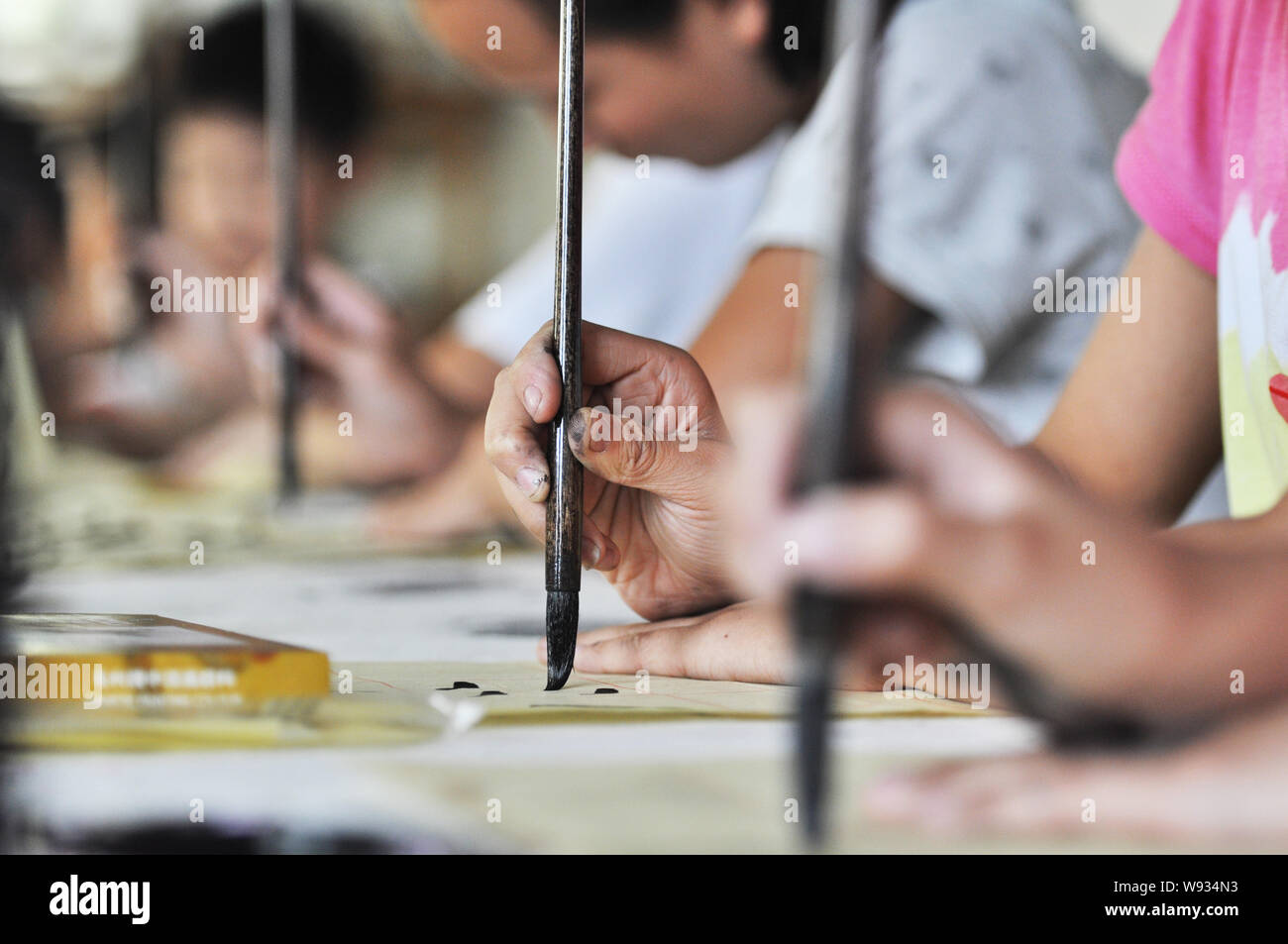 Les jeunes écoliers chinois Calligraphie apprendre dans une école pendant leurs vacances d'été dans la ville de Binzhou Zouping County, à l'Est, la province de Shandong, Chine Banque D'Images