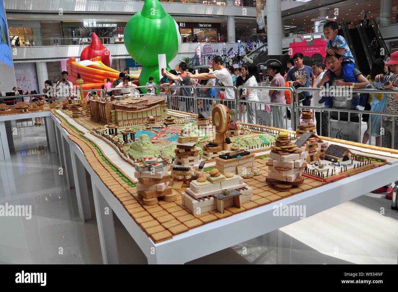 Les visiteurs regarder bâtiments miniatures fait de biscuits, gaufrettes, bonbons et chocolat au Palais 66 Shopping Mall à Shenyang city, au nord-est de porcelaines Banque D'Images