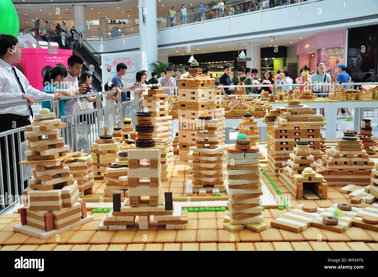 Les visiteurs regarder bâtiments miniatures fait de biscuits, gaufrettes, bonbons et chocolat au Palais 66 Shopping Mall à Shenyang city, au nord-est de porcelaines Banque D'Images
