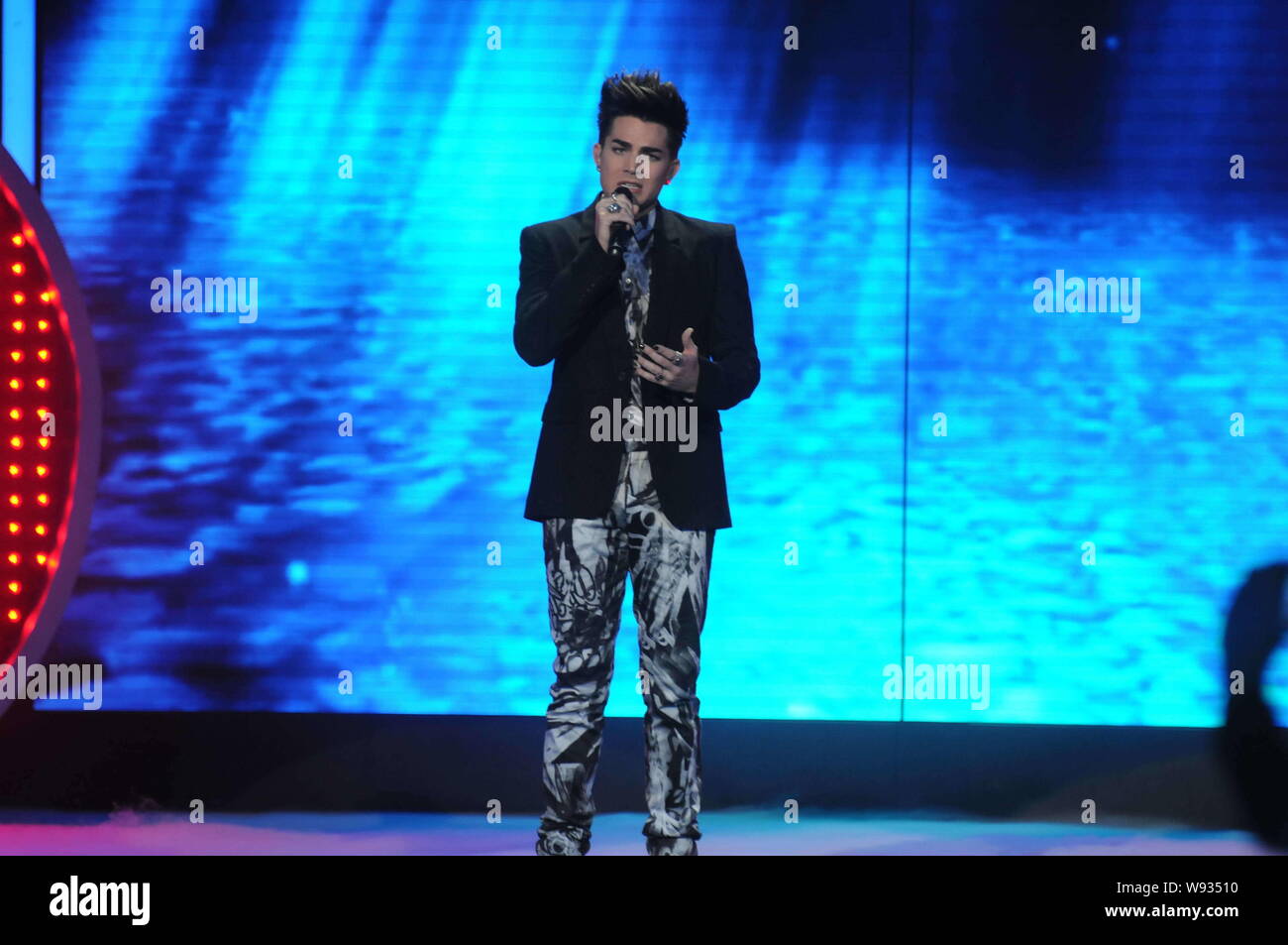 Le chanteur américain Adam Lambert chante lors d'une session d'enregistrement du premier épisode de l'émission de télé-réalité, le chinois idole, à Shanghai, Chine, le 22 avril Banque D'Images