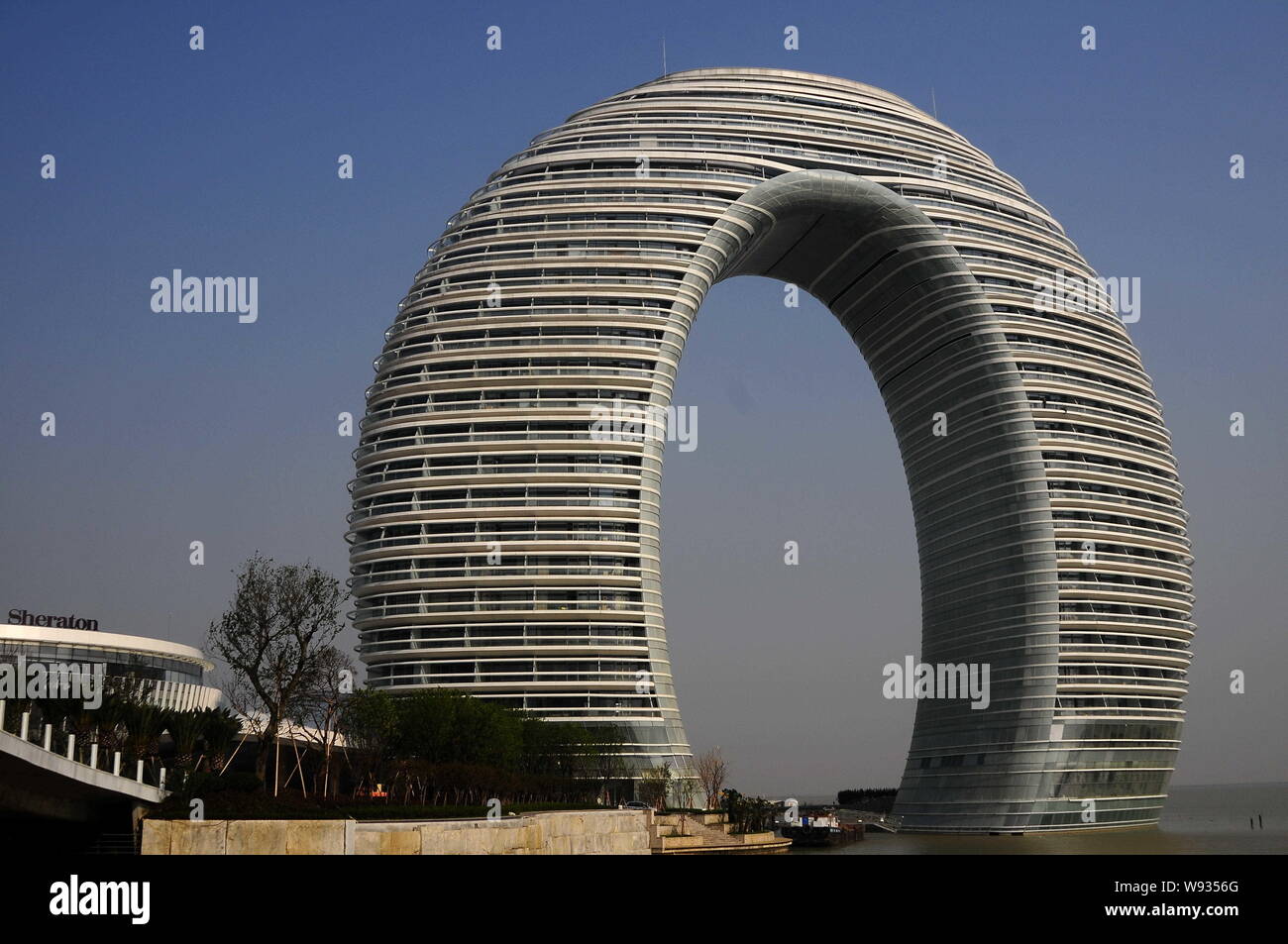 --FILE--vue générale de l'hôtel Sheraton Huzhou Hot Spring Resort de Shanghai, Chine de l'est la province du Zhejiang, le 6 novembre 2012. S'agit-il d'un beigne ? Un cheval Banque D'Images