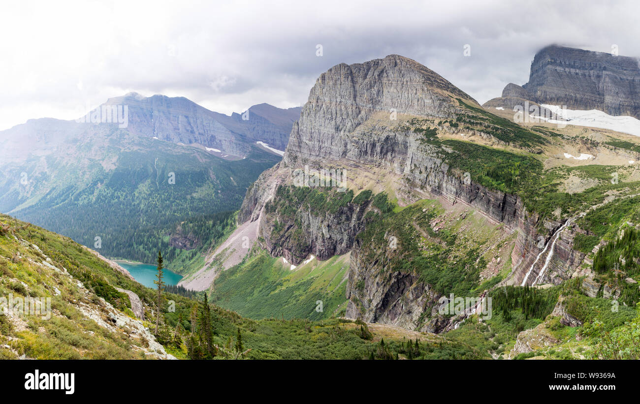 Vue panoramique spectaculaire de rochers dans le parc national des Glaciers Banque D'Images