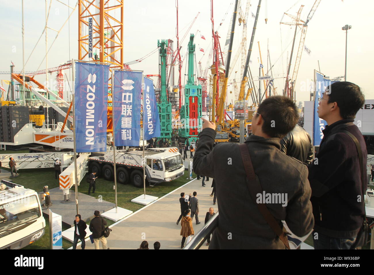 --FILE--visiteurs regarder les machines de construction de Zoomlion pendant une foire commerciale à Shanghai, Chine, 28 novembre 2012. Zoomlion Heavy Industry Scienc Banque D'Images