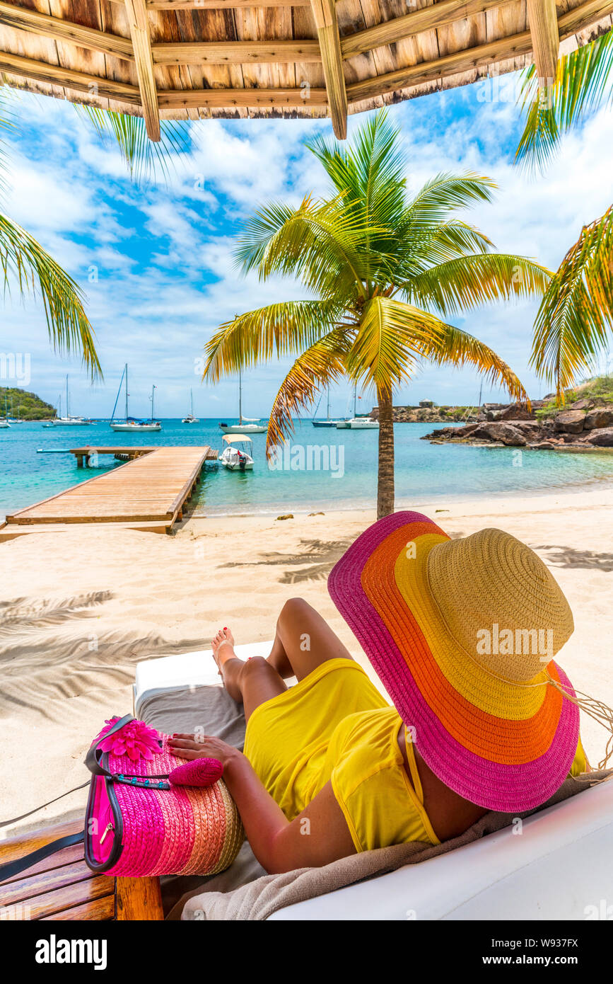 Woman relaxing on beach chambres d'holiday resort sur une plage de sable blanc, Caraïbes, Amérique Centrale Banque D'Images