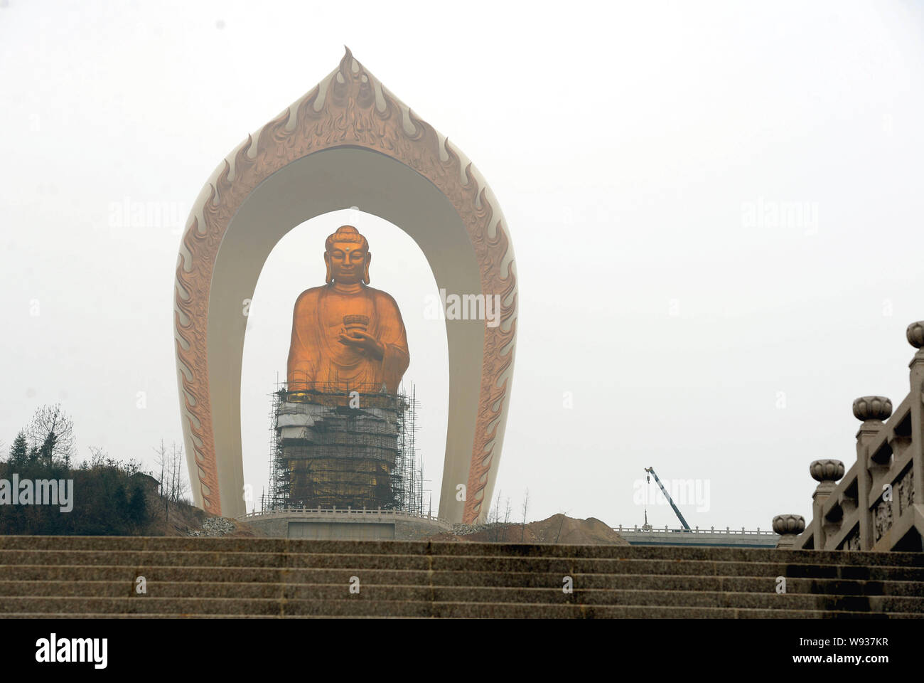 La plus haute statue de Bouddha du monde, Donglin Bouddha est en construction dans le comté de Xingzi, province de Jiangxi, Chine du Sud, 23 janvier 2013. Les mondes Banque D'Images