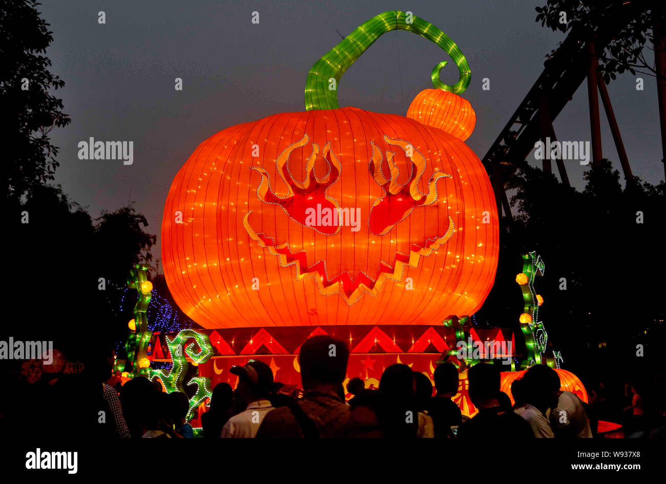 Les touristes regarder les mondes plus grand jack-o-lantern lors d'une cérémonie de la lumière et une cérémonie de lancement d'une campagne pour l'Halloween à Chimelong Banque D'Images