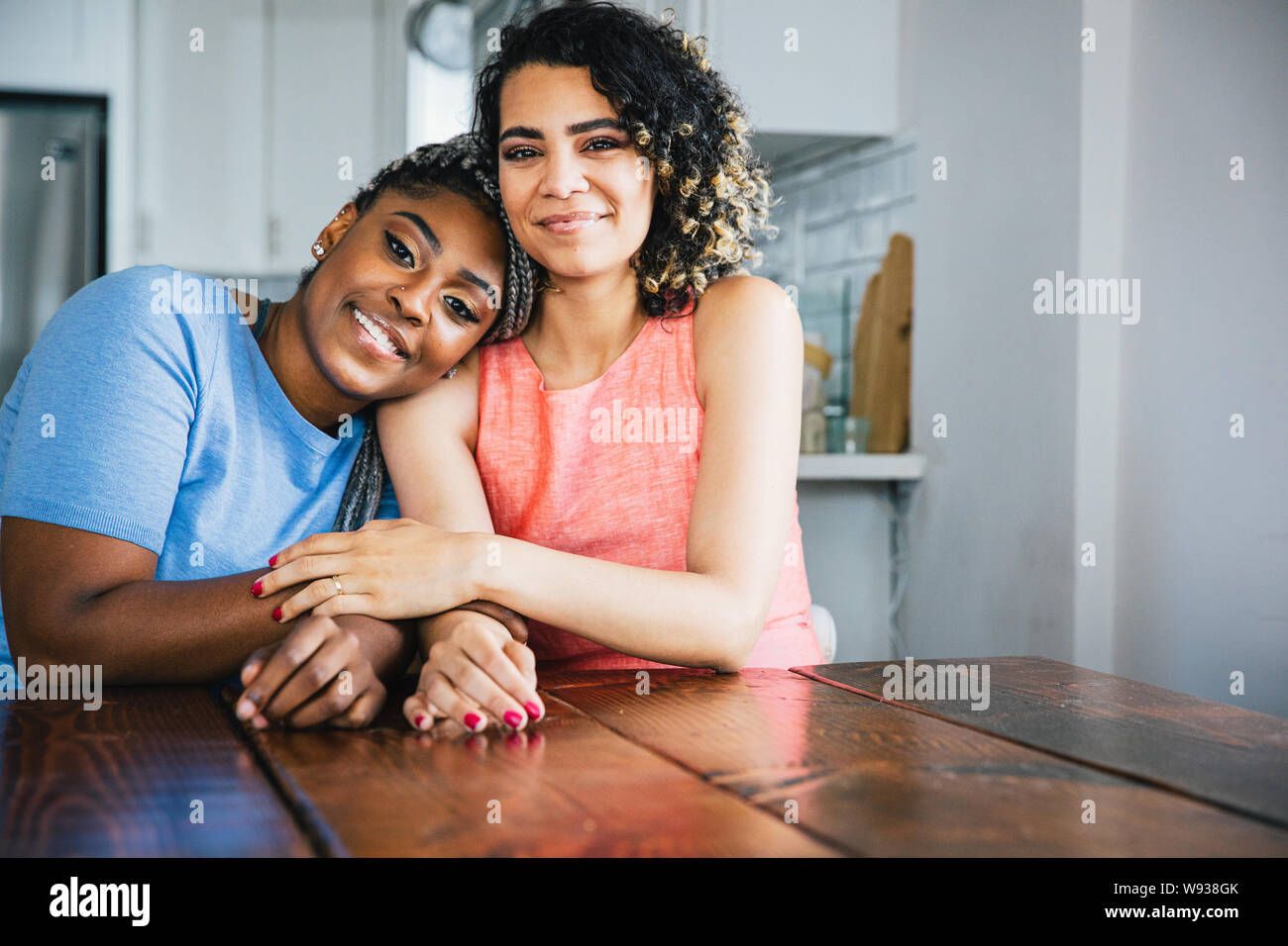 Portrait of smiling senior couple sitting at table Banque D'Images