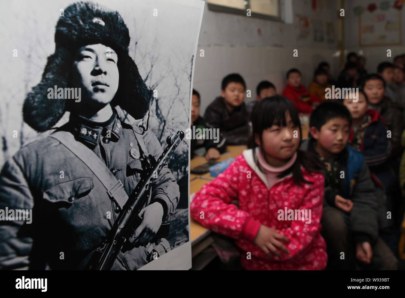 --FILE--Elementary School Les élèves écoutent une classe à propos de Lei Feng, les nations les plus fameux Bon Samaritain de comté de Yanggu, Shandong Chine est pro Banque D'Images