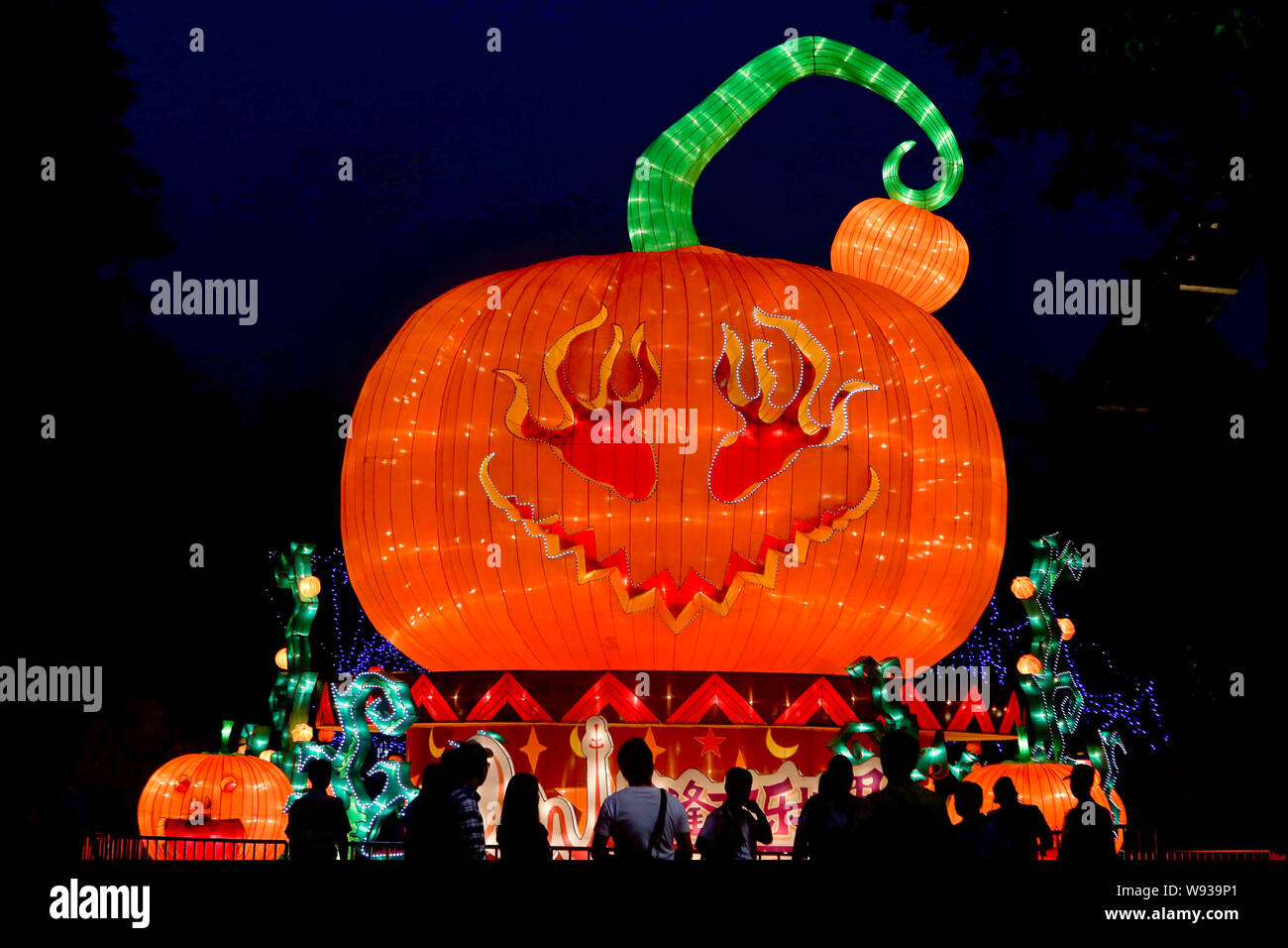 Les touristes regarder les mondes plus grand jack-o-lantern lors d'une cérémonie de la lumière et une cérémonie de lancement d'une campagne pour l'Halloween à Chimelong Banque D'Images