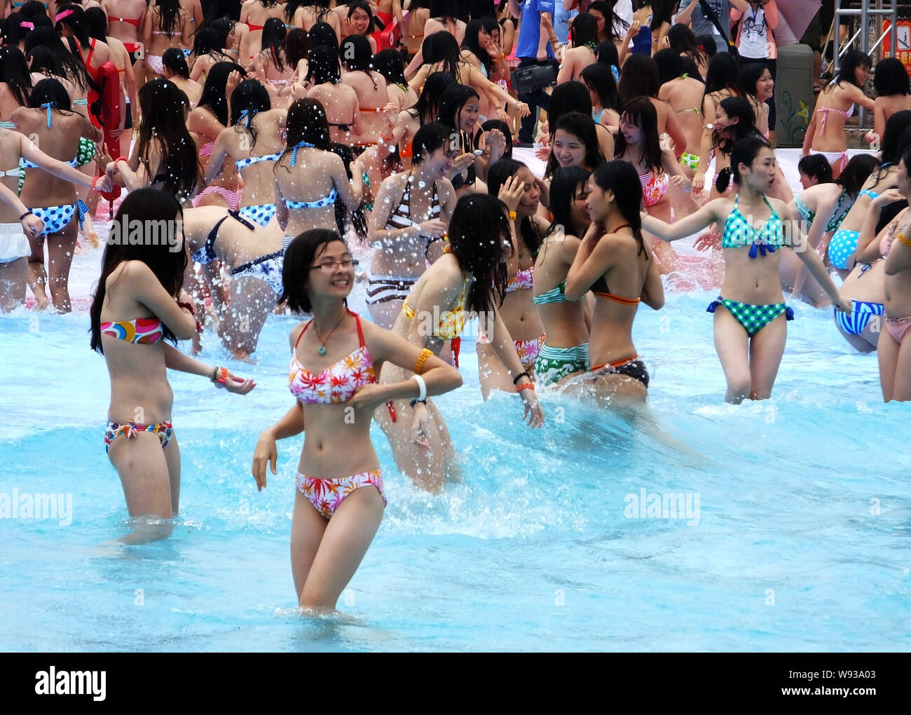 Les femmes en bikini jouer avec l'eau à Chimelong Water Park dans la ville  de Guangzhou, province de Guangdong, en Chine du sud 5 mai 2013. Un parc  aquatique en Guangzhou Photo