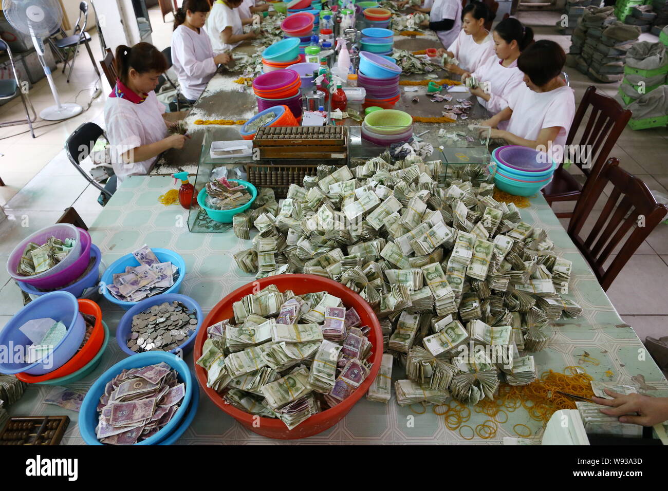 Le nombre de travailleurs à pièces et billets le centre de dépouillement de Haikou Société de transports publics dans la ville de Haikou, province de Hainan, Chine du sud 17 Avril 20 Banque D'Images