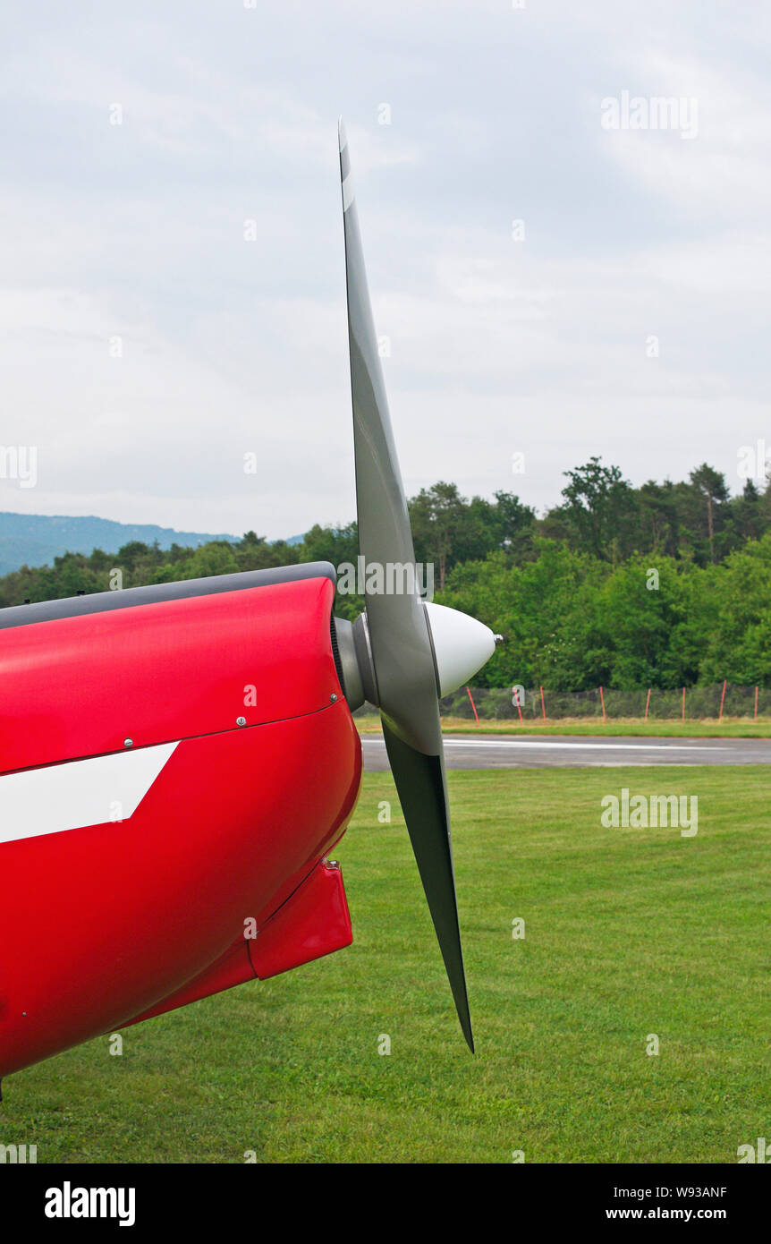 Vue latérale d'un l'hélice d'un avion léger en stationnement sur l'herbe Banque D'Images