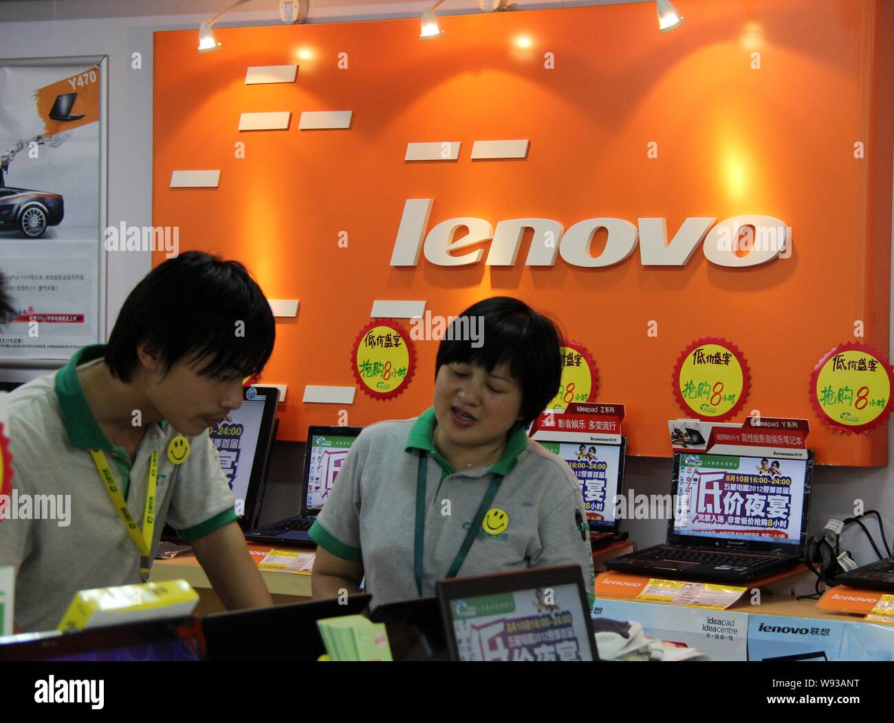 --FILE--commis Chinois parlent comme ils vendent des ordinateurs portables Lenovo à un magasin électroménager dans Nantong ville, province de Jiangsu, Chine de l'Est, 10 août 2 Banque D'Images