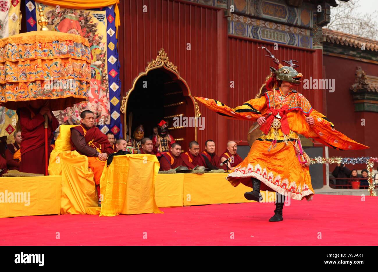 Un lama effectue une danse traditionnelle de Buza Yonghegong Lama Temple comme partie d'un rituel annuel de prier pour la prospérité de Beijing, Chine, 11 mars 2013 Banque D'Images